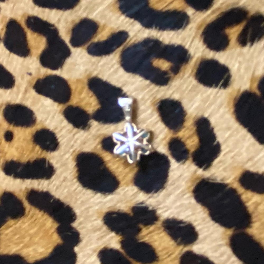 Dainty genuine gold emerald and diamond flower pendant - Picture 2 of 4